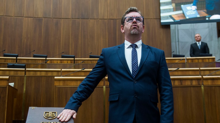 Známy poslanec KDH nafúkal po dopravnej nehode. Zrazil sa so zverou, strana reaguje