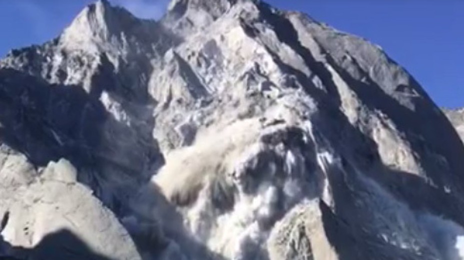 Zábery ako z katastrofického filmu. Po zosuve hory pátrajú po nezvestných turistoch