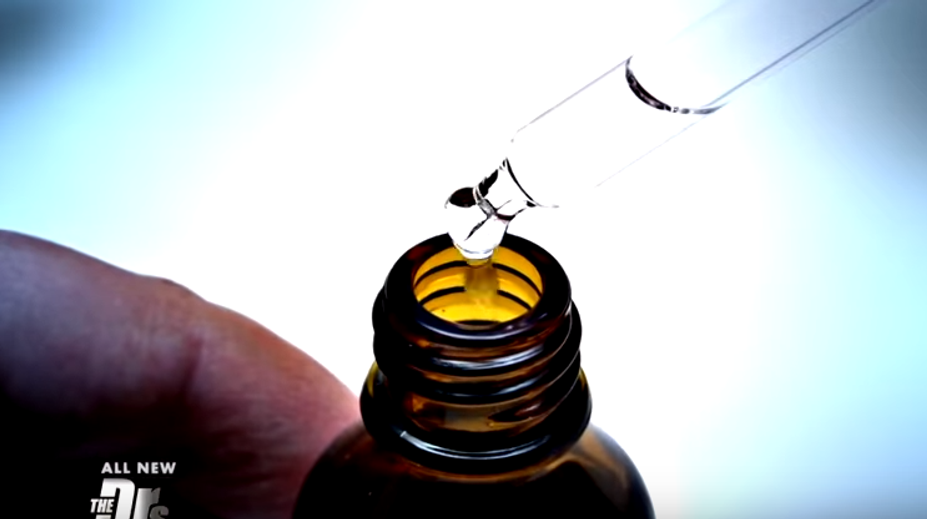 Na internete našla falošný liek na autizmus. Dcére chcela dať vypiť bielidlo