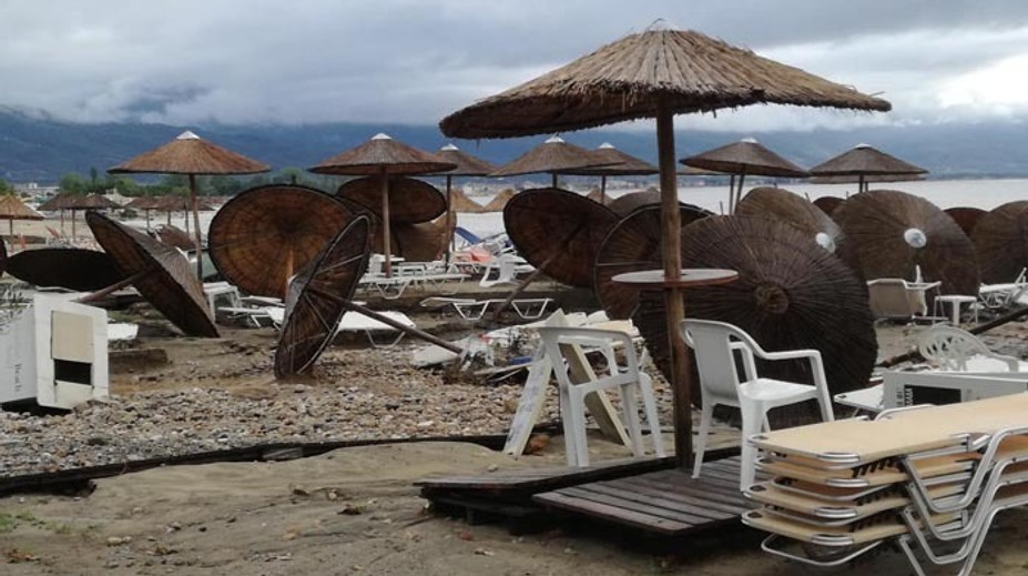 Zatopené ulice, zničené pláže. Slováci dovolenkujú na Chalkidiki v gumákoch