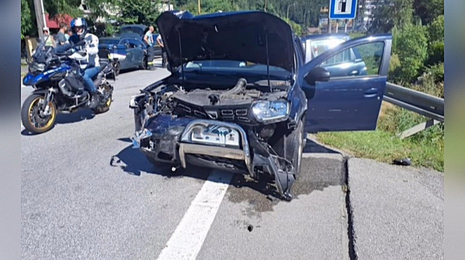 FOTO: Vážna nehoda na Kysuciach: Zrážka dvoch áut si vyžiadala viacero zranených, medzi nimi boli aj deti