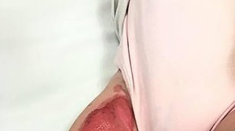 Letuška vyliala na bábätko horúci čaj, rodičia žalujú aerolínie