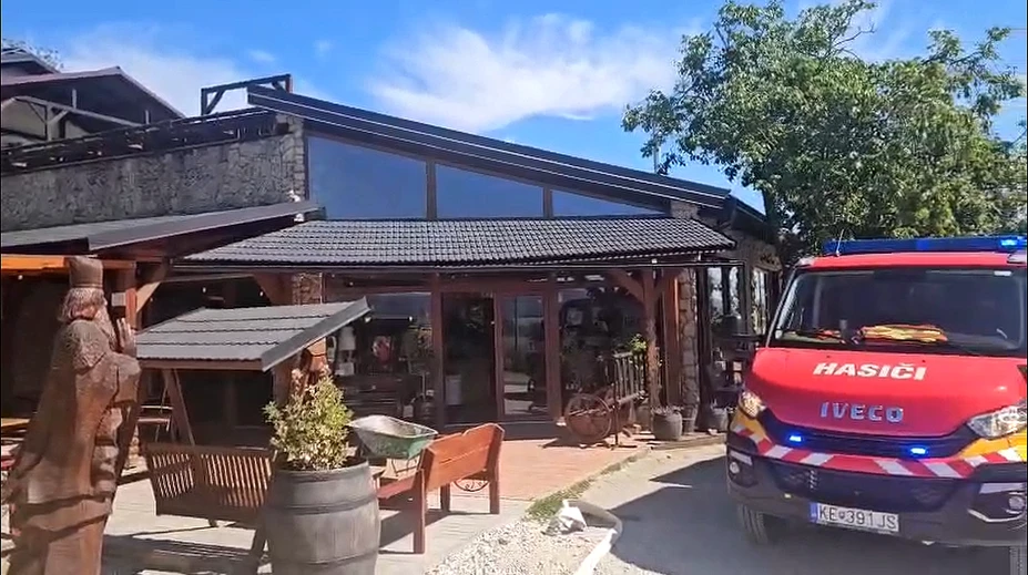 Plamene zachvátili reštauráciu na východe Slovenska. Ošetrovali štyroch ľudí