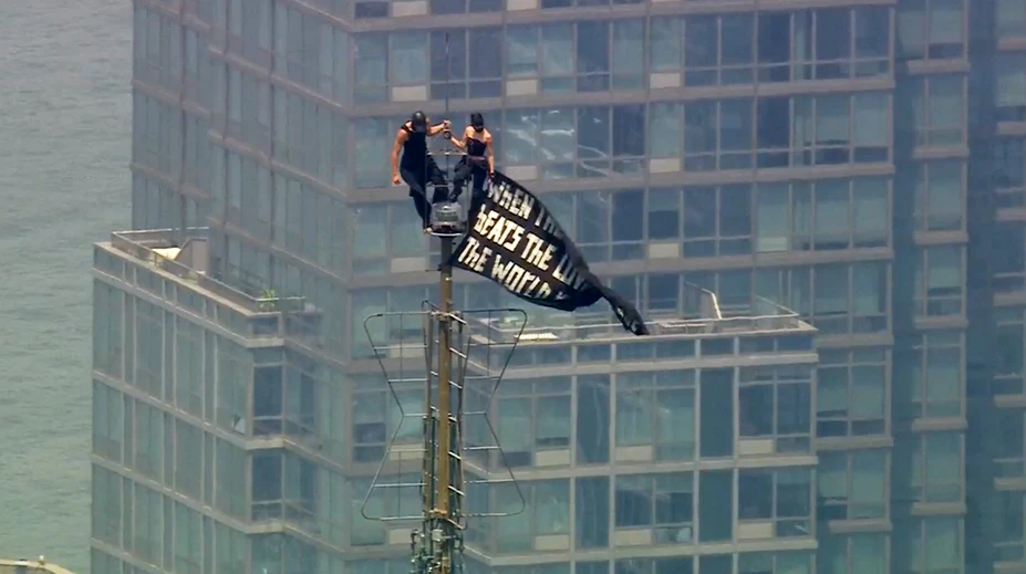 VIDEO: Netradičná žiadosť o ruku. Pár z Ruska sa vyšplhal na Empire State Building a rozprestrel tam transparent