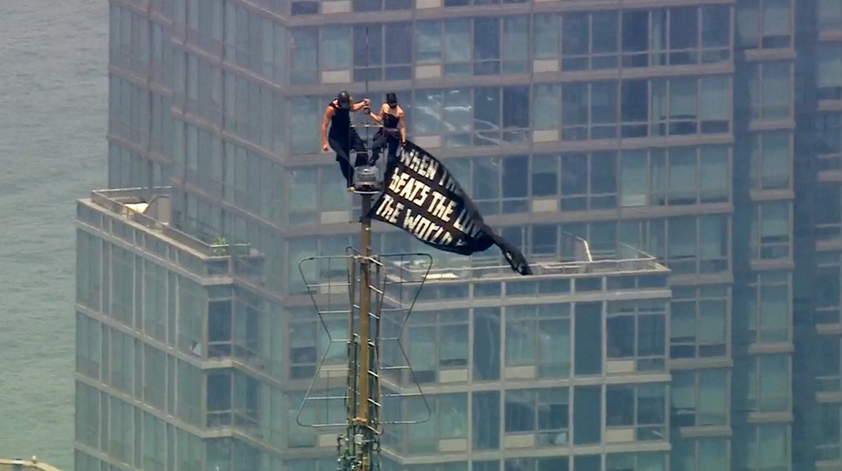 VIDEO: Netradičná žiadosť o ruku. Pár z Ruska sa vyšplhal na Empire State Building a rozprestrel tam transparent