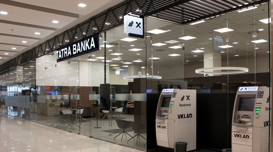 Slovenské banky zdvíhajú poplatky. Niektoré zdražujú len vybrané služby, iné menia celé cenníky (PREHĽAD)