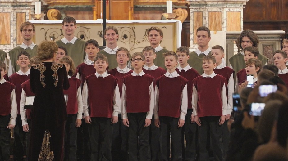 Tlieskali im postojačky. Nočným Rímom sa ozýval spev Bratislavského chlapčenského zboru