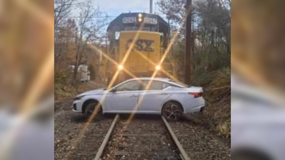 Vlak tlačil auto s dôchodkyňou stovky metrov. Desivá nehoda mala prekvapivý záver