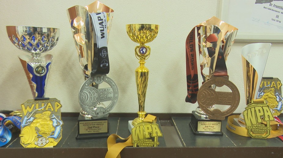 Z fiľakovskej posilňovne až na vrchol. Päť chlapcov z malého mesta získalo titul majstra sveta