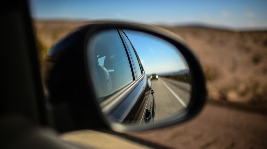 Vodiči, pozor. Podvodníci opäť skúšajú trik so spätným zrkadlom