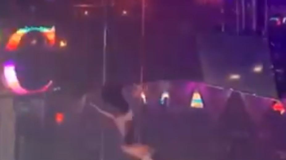 VIDEO: Striptérka po hrozivom páde z veľkej výšky pokračovala v tanci ďalej