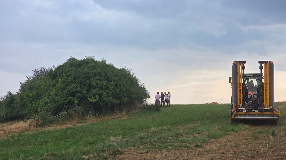 Hrozivý nález neďaleko Topoľčian. Traktorista v kríkoch našiel kostrové pozostatky, hlava bola oddelená od tela