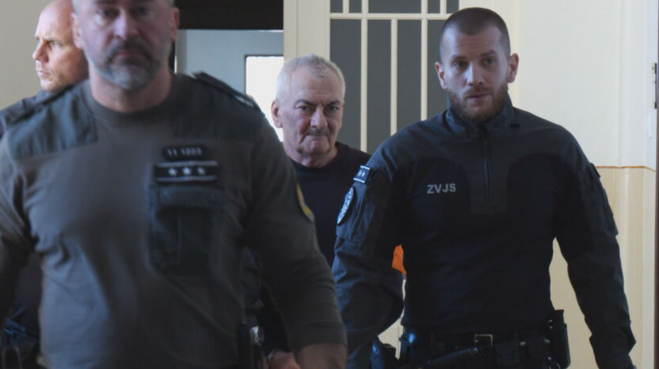 Dôchodca si pre poranený prst privolal záchranárov. Našli uňho ženu so šnúrkou okolo krku