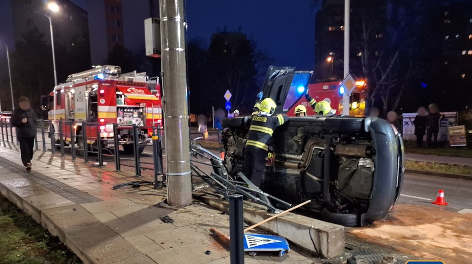 Auto narazilo do zástavky MHD v Bratislave, skončilo úplne zdemolované