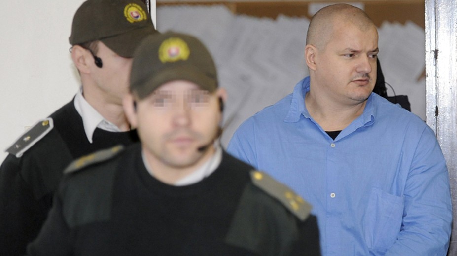 Odsúdenému exvyšetrovateľovi Petlušovi zrušili 25-ročný trest