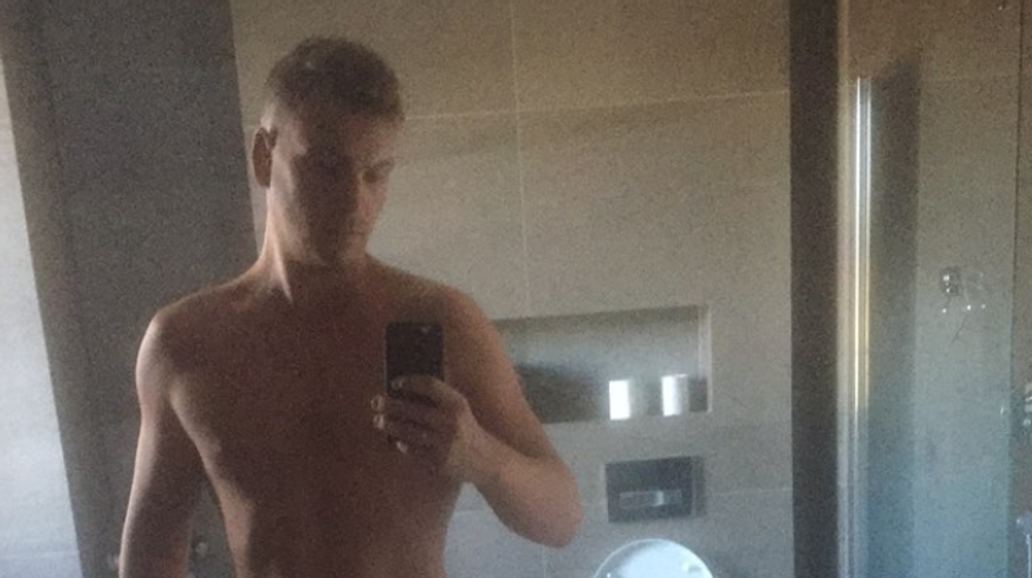 Slovenský spevák nahý pred zrkadlom: Prirodzenie mu len tak tak zakryl lajk