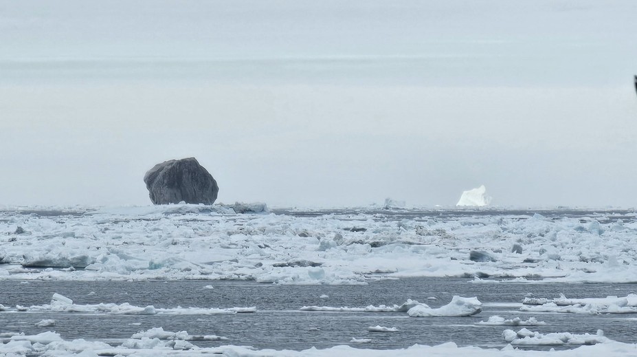 Čierny ľadovec pri Kanade zaujal celý internet. Vedci len špekulujú, čo za nezvyčajnou farbou stojí
