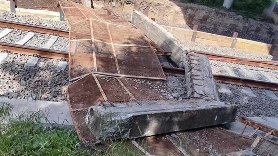 FOTO: Pád mosta na západnom Slovensku. Časť sa zrútila na železničnú trať