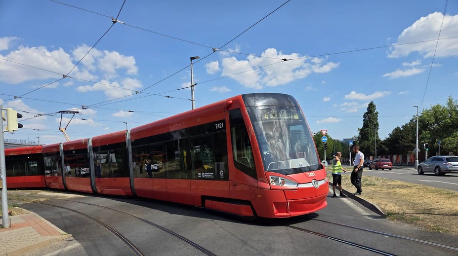 V Bratislave sa vykoľajila električka. Dôležitú ulicu čiastočne uzavreli