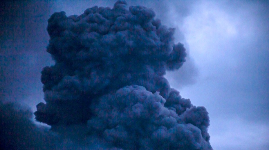 Na Sumatre došlo k mohutnej erupcii sopky Marapi. VIDEO ako z apokalypsy, zahynulo najmenej 11 turistov