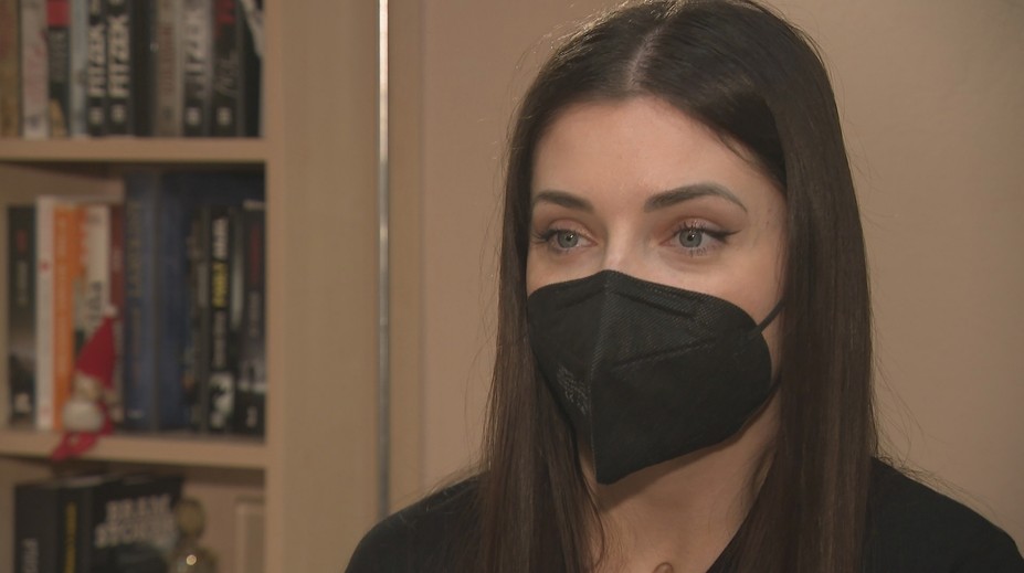 Miška, ktorá na Cypre záhadne ochrnula, si na rehabilitácie zarába vlastnými obrazmi