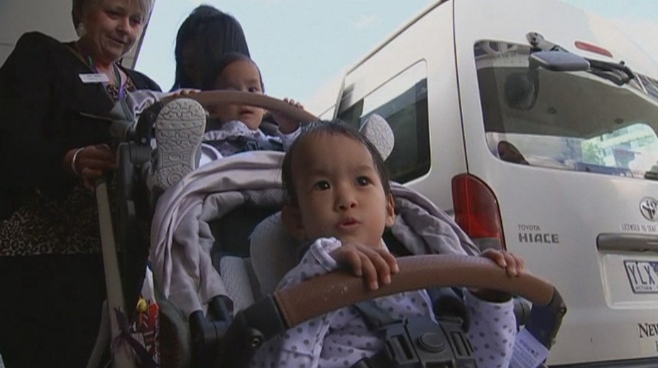 Úspešne oddelené dvojročné siamské dvojičky už cestujú z Austrálie domov