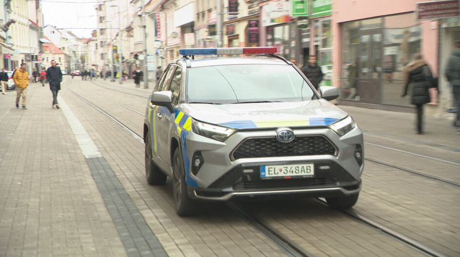 Nôž do neho zabodol osemkrát. Pezinkom otriasol brutálny pokus o vraždu