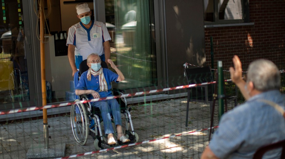 O klientov v ZSS sa môžu starať aj zamestnanci s pozitívnym testom. Má to ale podmienku