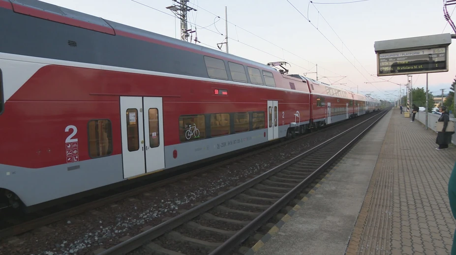 Vlaky medzi Bratislavou a Trnavou stáli. Vo vlaku museli zasahovať záchranári