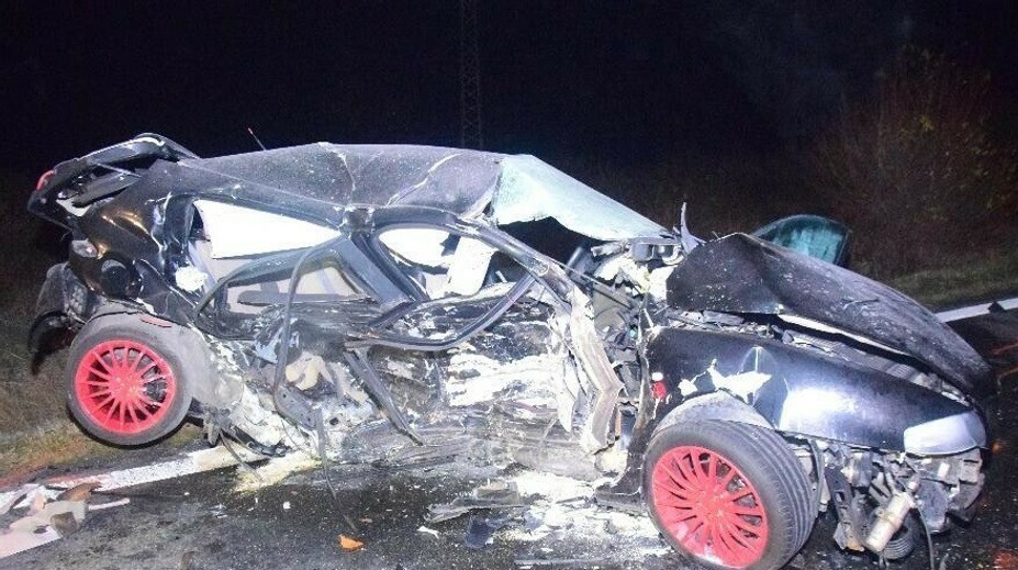 Alfa Romeo s dvomi mladými ľuďmi dostala pri predbiehaní za Krupinou šmyk. Posádka auta zahynula