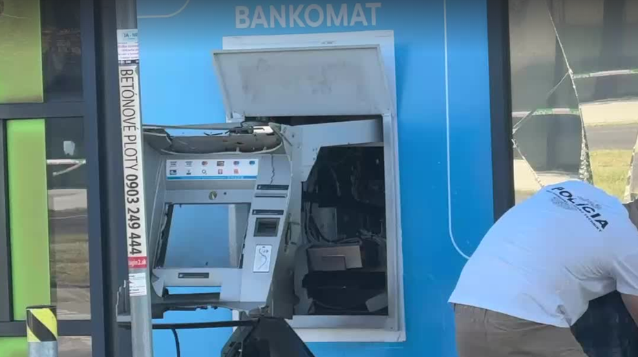 Zostala len diera. Zlodeji opäť zaútočili na bankomat, tentoraz na juhozápade Slovenska