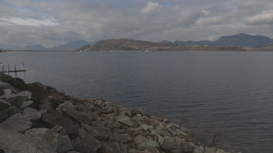 Suchou nohou sa už po starej ceste neprejdete. Liptovská Mara po mesiacoch sucha opäť naberá svoju tvár