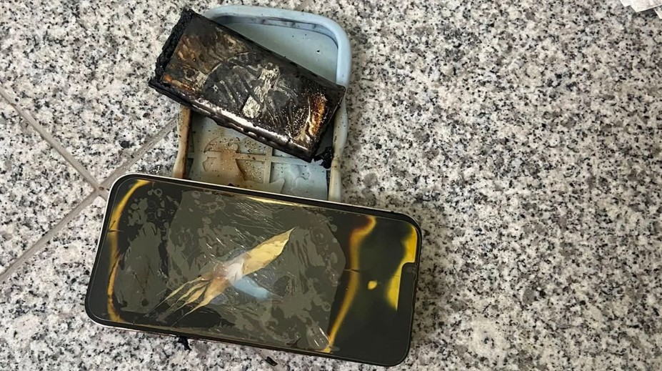 Slovenku zobudili iskry a dym. Pri hlave jej začal horieť telefón. V servise mali jasnú odpoveď