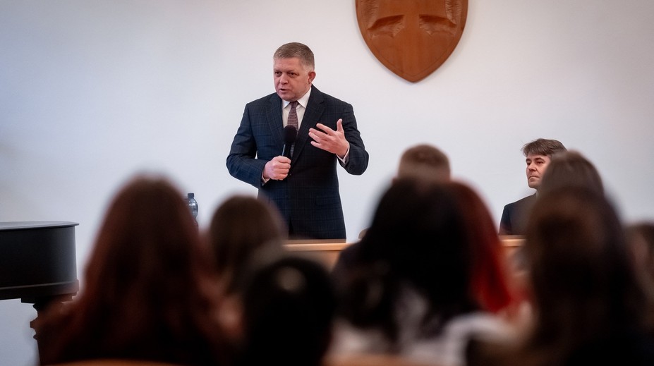 Študenti v čiernom a protestujúci rodičia: Fico debatoval s maturantami v Modre. Vieme, čo tam zaznelo
