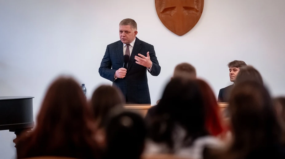 Študenti v čiernom a protestujúci rodičia: Fico debatoval s maturantami v Modre. Vieme, čo tam zaznelo