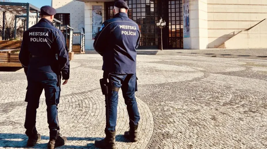 Na lavičke v centre Nitry spal obnažený muž. Policajtov vyzval do bitky