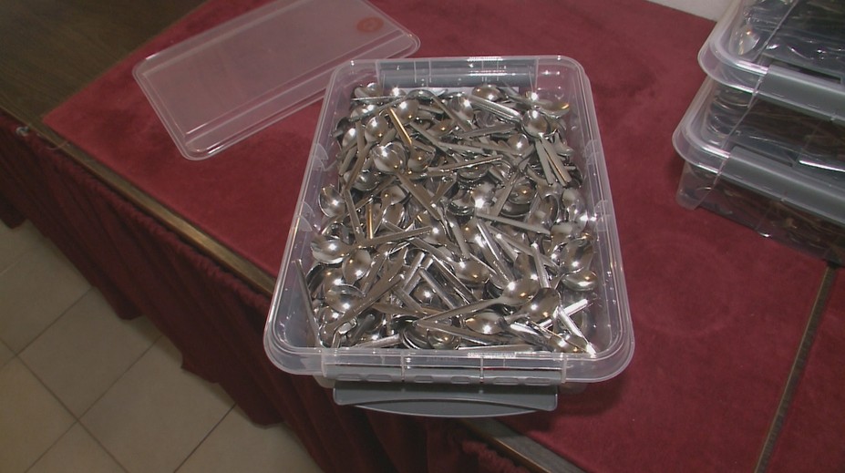 Prijímanie sa nebude dávať na ruku, hygienik zmenil vyhlášku. V Prešove nakúpili 25-tisíc lyžíc