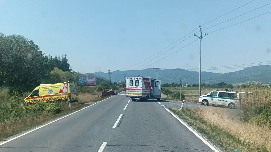Pri Žiari nad Hronom sa čelne zrazila sanitka s autom. Zranilo sa päť ľudí