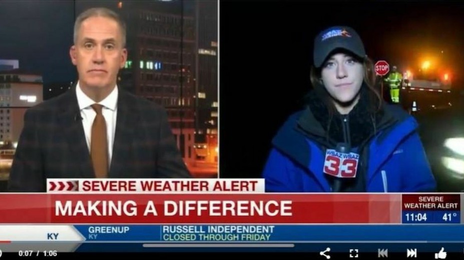 VIDEO: Reportérku počas živého vysielania zrazilo auto. Napriek tomu pokračovala