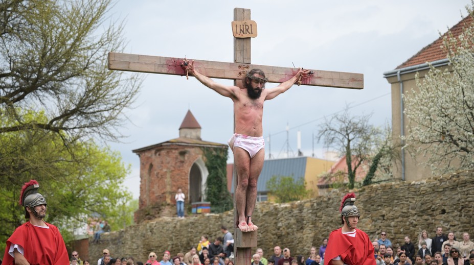 Živá krížová cesta v Prešove prilákala davy ľudí. Ježiša si zahral gréckokatolícky kňaz