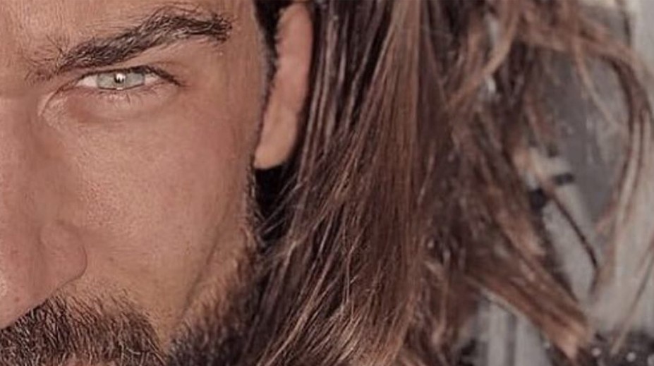 Ženy sa roztápajú z Aquamanovho dvojníka. Sexy svalovec si hľadá nevestu!