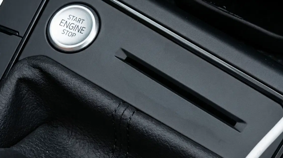 Otvor v aute, ktorý mnohí nepoznajú. Viete, aký je zmysel tejto nenápadnej štrbiny?