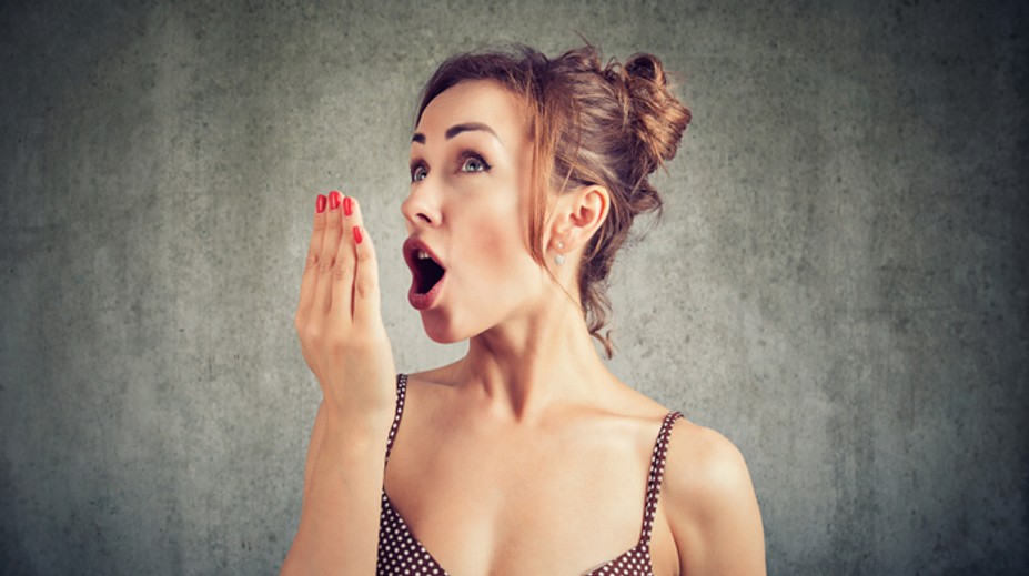 Nepríjemný zápach úst. Niekedy žuvačka ani ústna voda nepomôžu