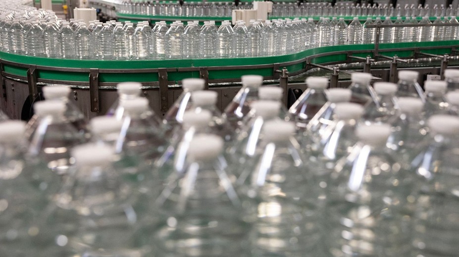 Výrobca ikonickej minerálky má veľké problémy. Vyhlásil bankrot