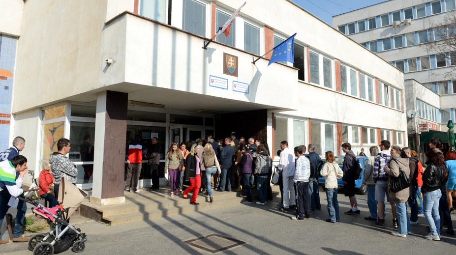 Diplom a angličtina už nestačia. Pre absolventov je vstup na pracovný trh ťažší