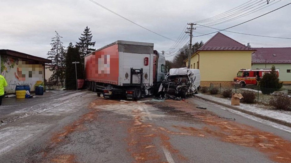Tragická nehoda v Hrašnom. Po zrážke nákladiaka a dodávky hlásia jedného mŕtveho