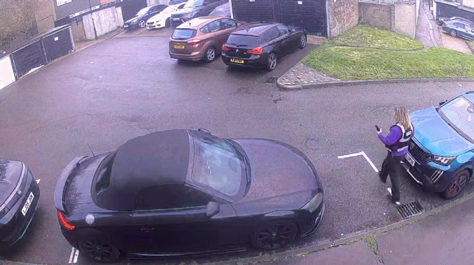 Majiteľ zaparkovaného auta sa nestačil čudovať. Cestári okolo neho namaľovali miesto pre invalidov, potom prišli pokuty