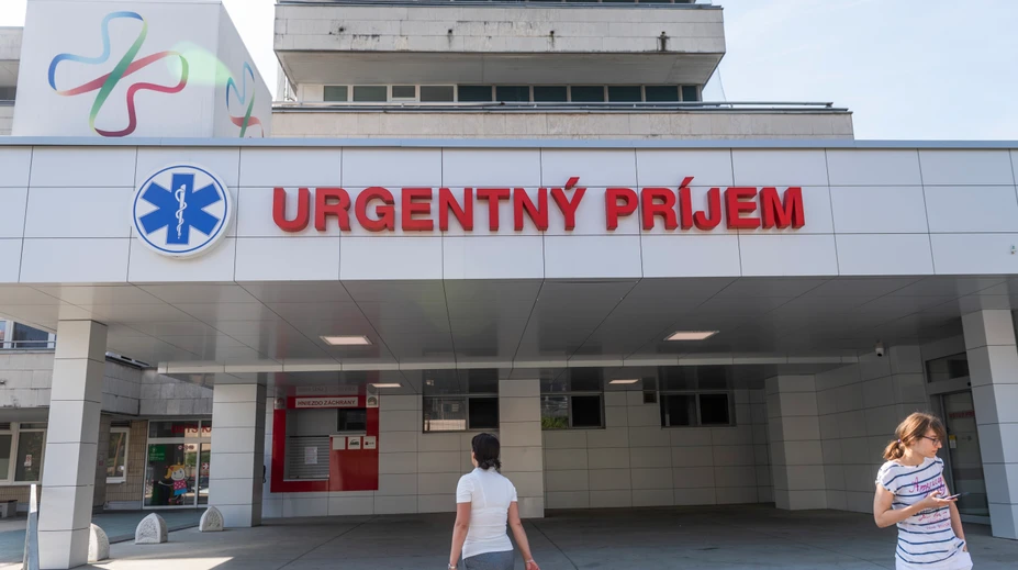 Zúfalý otec po odchode z urgentu prosil susedov o lieky pre choré dieťa. Zobudil ich o tretej ráno