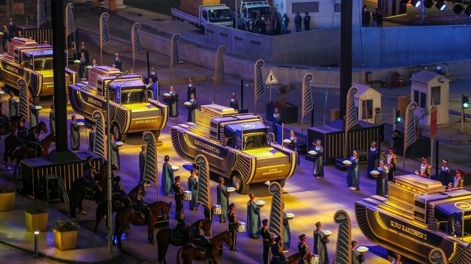 Zlatý sprievod faraónov sledovali v Káhire tisíce ľudí