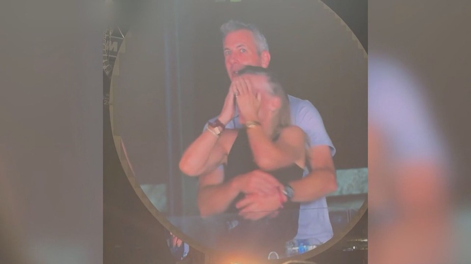 Škandál z koncertu má dohru: Neverník zvažuje žalobu na skupinu Coldplay, právnik hodnotí jeho šance na úspech